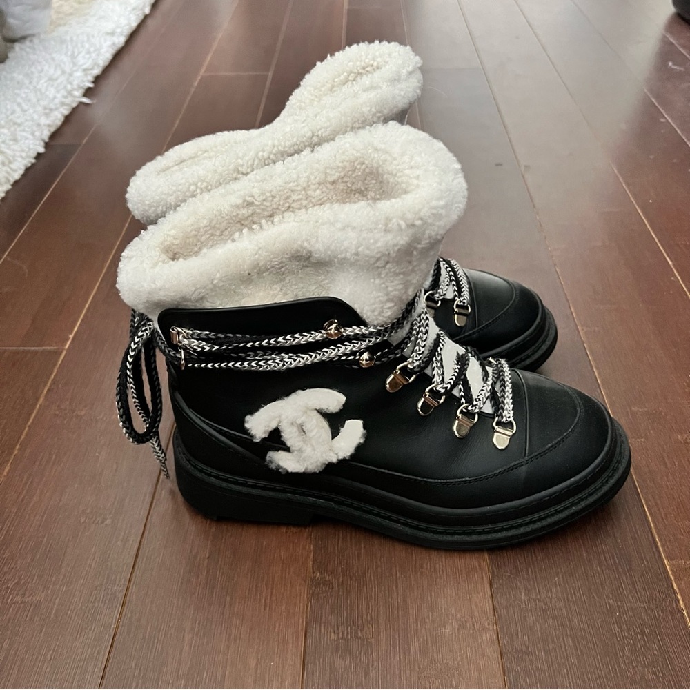 Chanel SS20/21 CC logo Shearling boots size 36